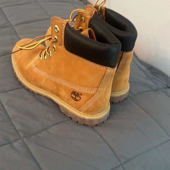 Women’s Timberland boots.   Like new - Picture 3 of 7
